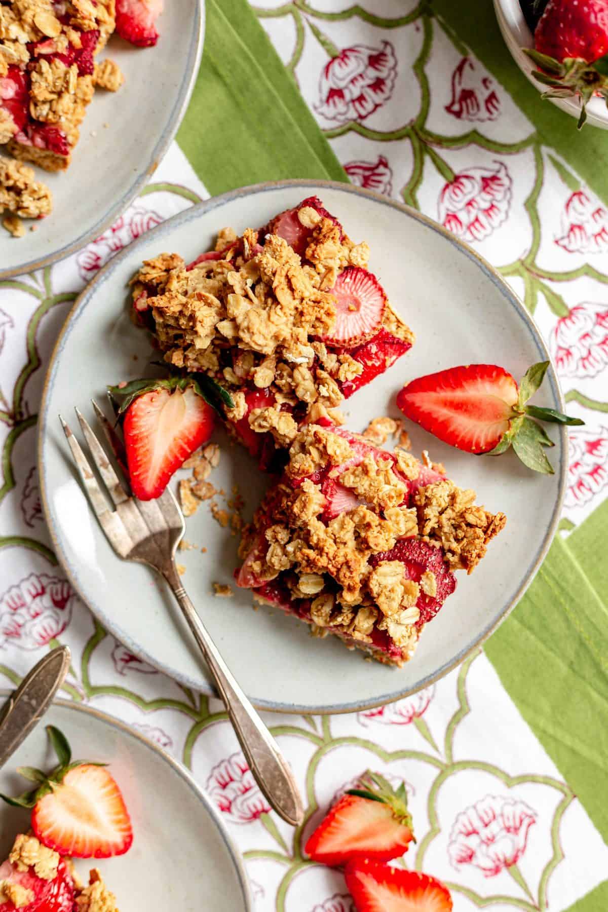 Plant-Based Strawberry Crumble Bars
