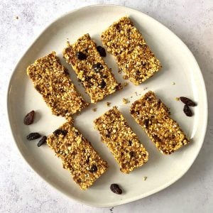 A plate of pumpkin pie granola bars.