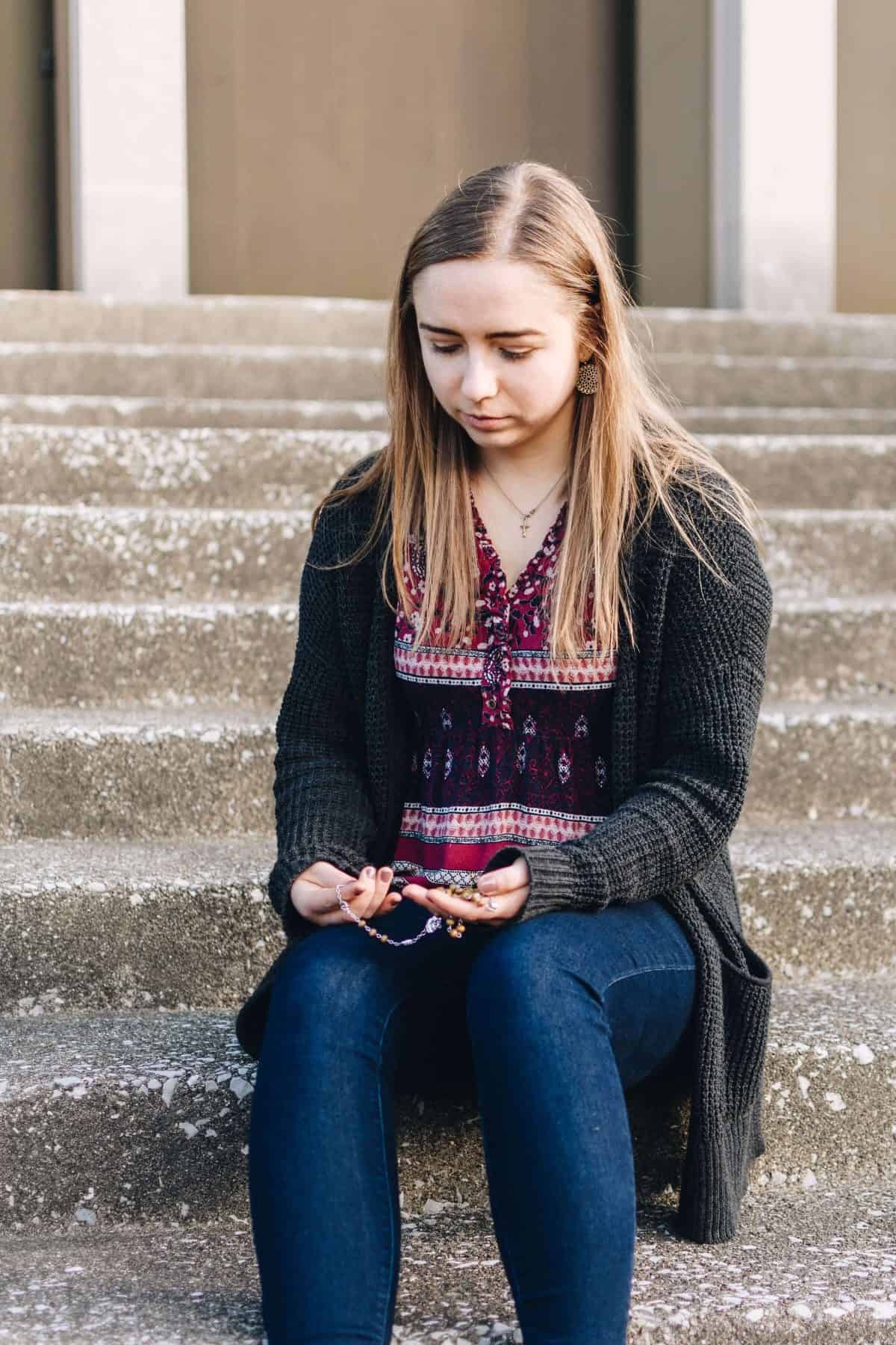 Elizabeth praying rosary