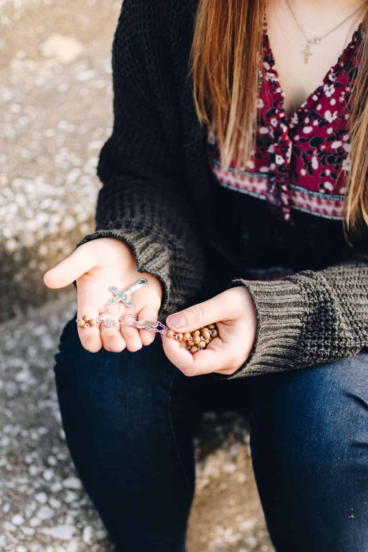 Elizabeth praying rosary