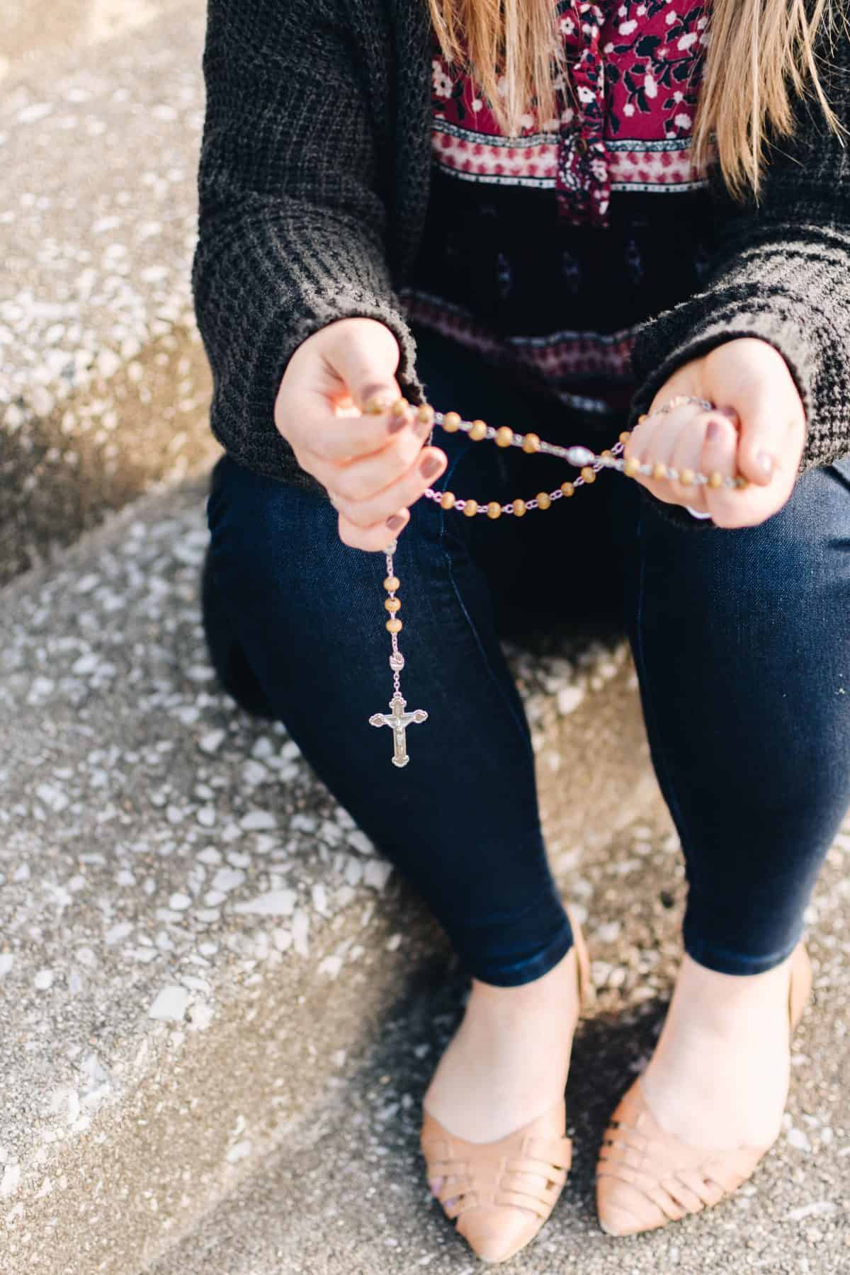 Elizabeth holding rosary