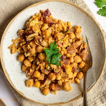 A plate of chickpea breakfast scramble.
