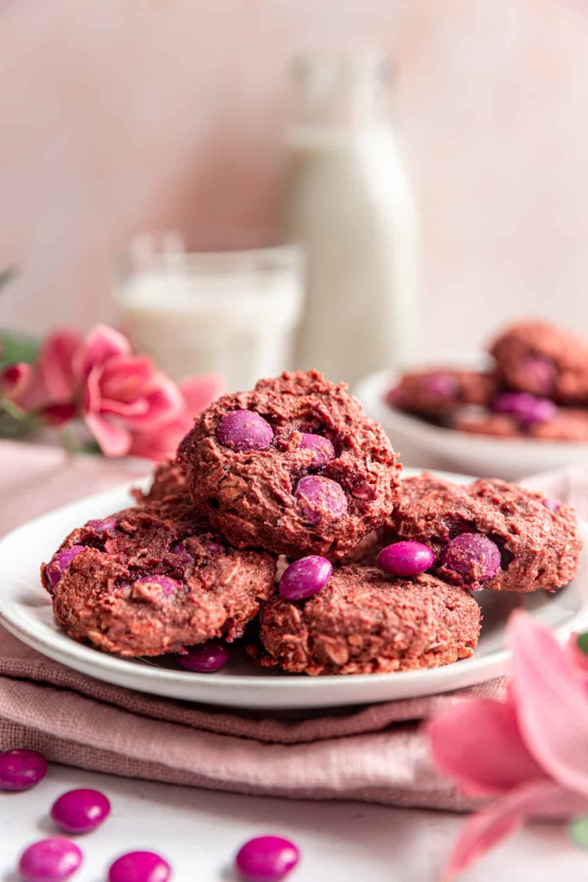 A plate of valentine's day oatmeal cookies.