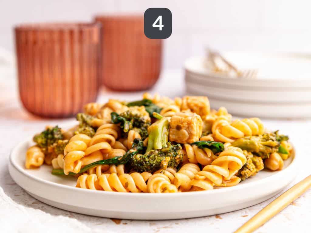 Vegan creamy spinach pasta step 4 - serve.