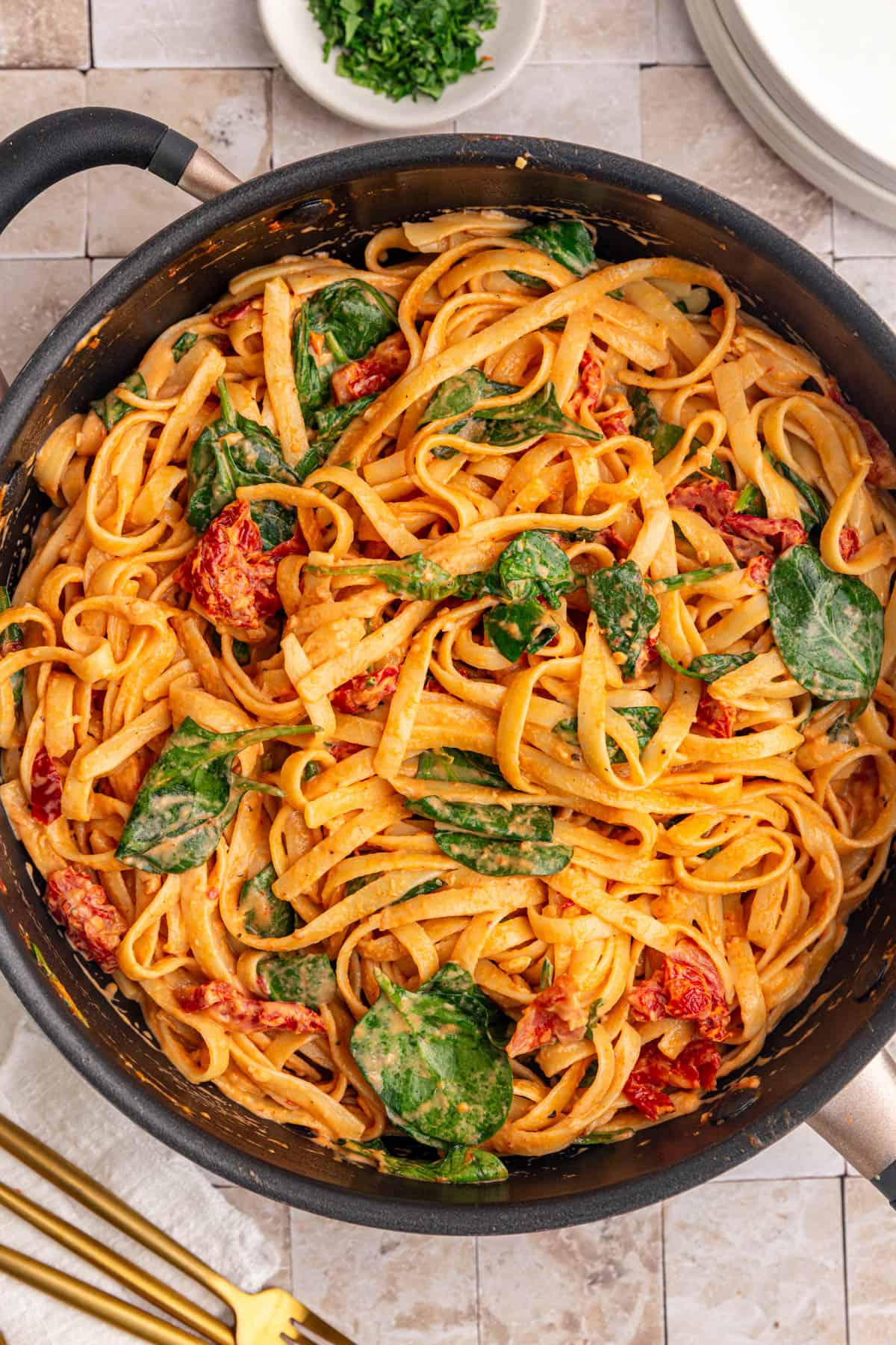 A skillet of freshly cooked sun dried tomato pasta.