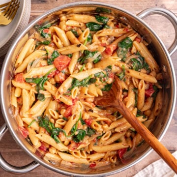 A pot of freshly cooked one pot creamy tomato pasta.
