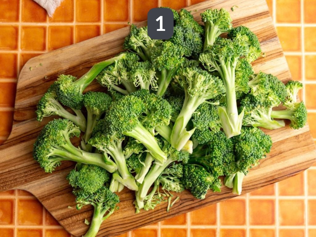 Bibibop sesame broccoli step 1 - chop the broccoli