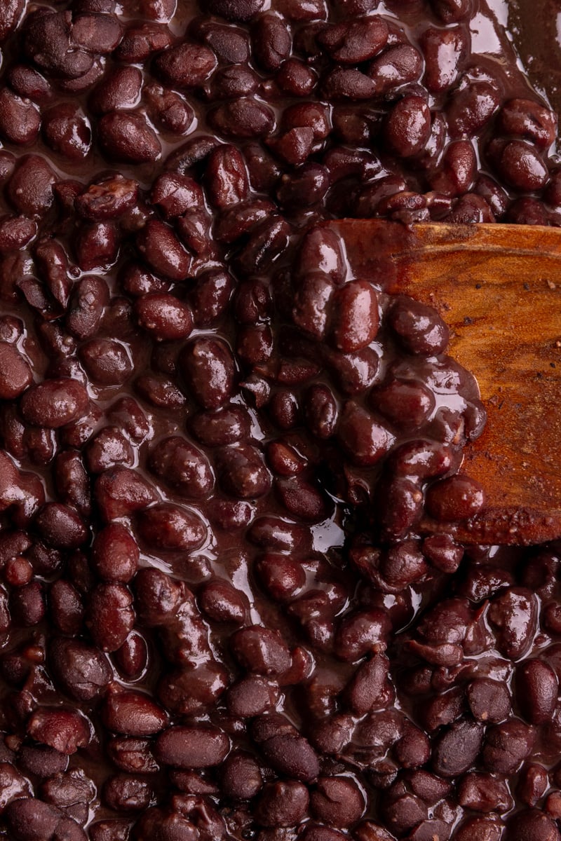 A pan of freshly cooked black beans.